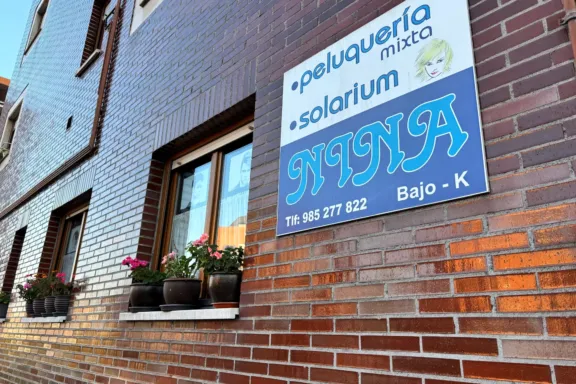 Cartel de la peluquería en la fachada