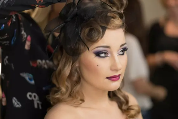 Mujer maquillada y peinada